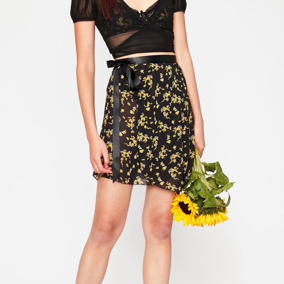 A small yellow and black chiffon wrap skirt - Picture 4 of 4